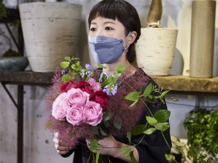 ハンドメイド 真っ赤な薔薇がよく映えているバッグ 美味しけれ