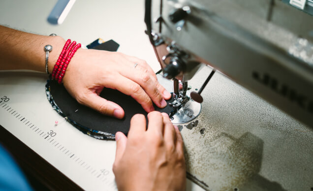 1点1点手作業で、生地の無駄が出ないように丁寧に作られています